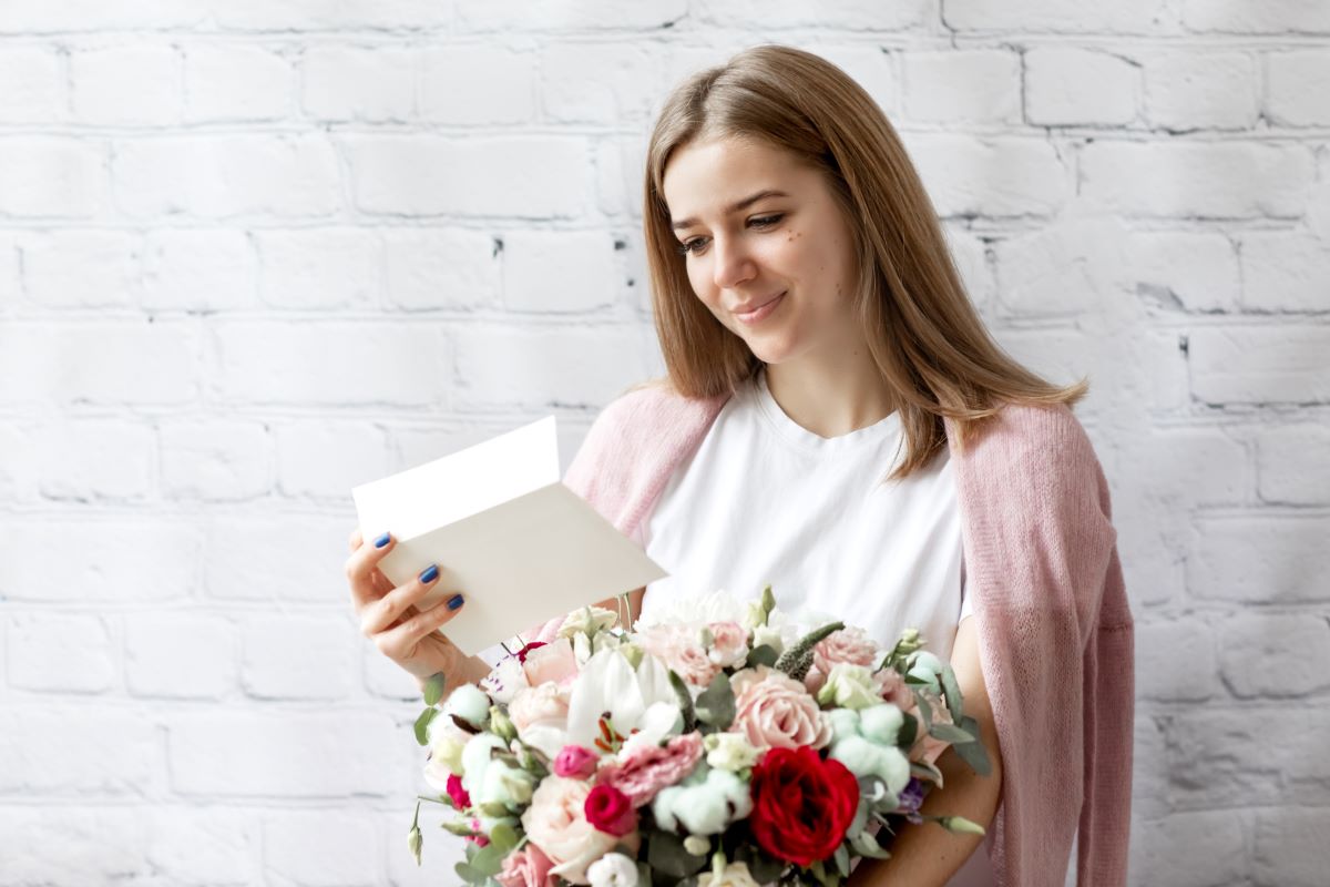Mesaje frumoase pentru buchetele de flori sau ce să scrii când oferi un buchet cadou