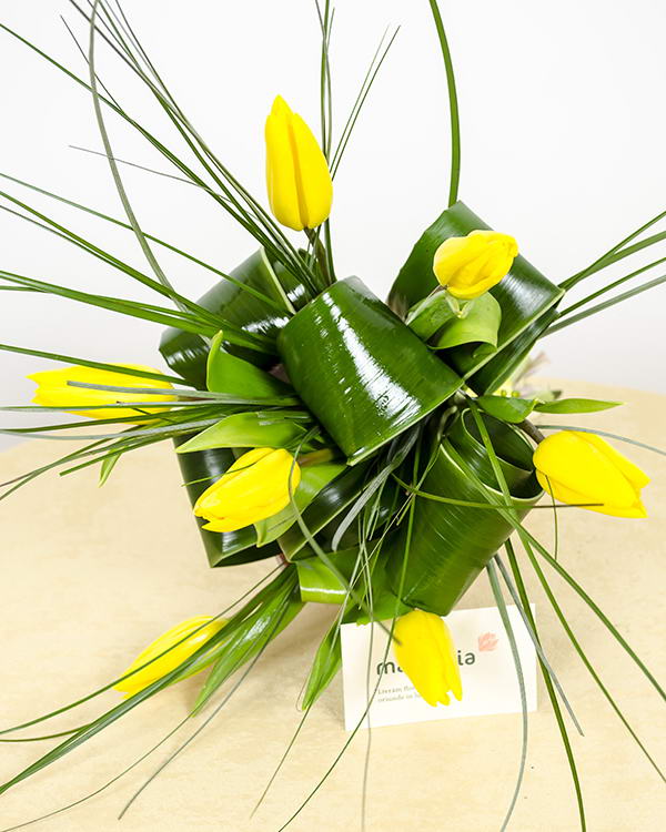 Bouquet with 7 yellow tulips