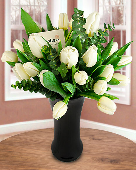 Bouquet of 25 white tulips and eucalipt