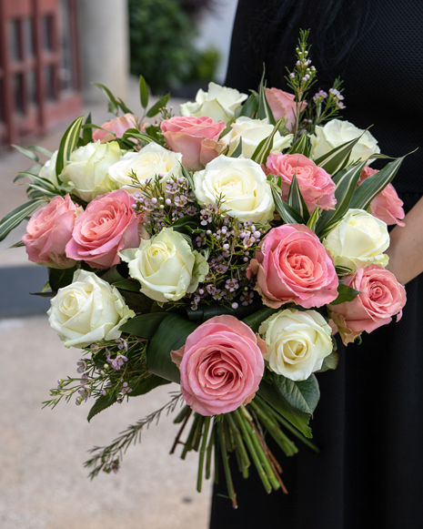Buchet clasic din trandafiri albi şi roz