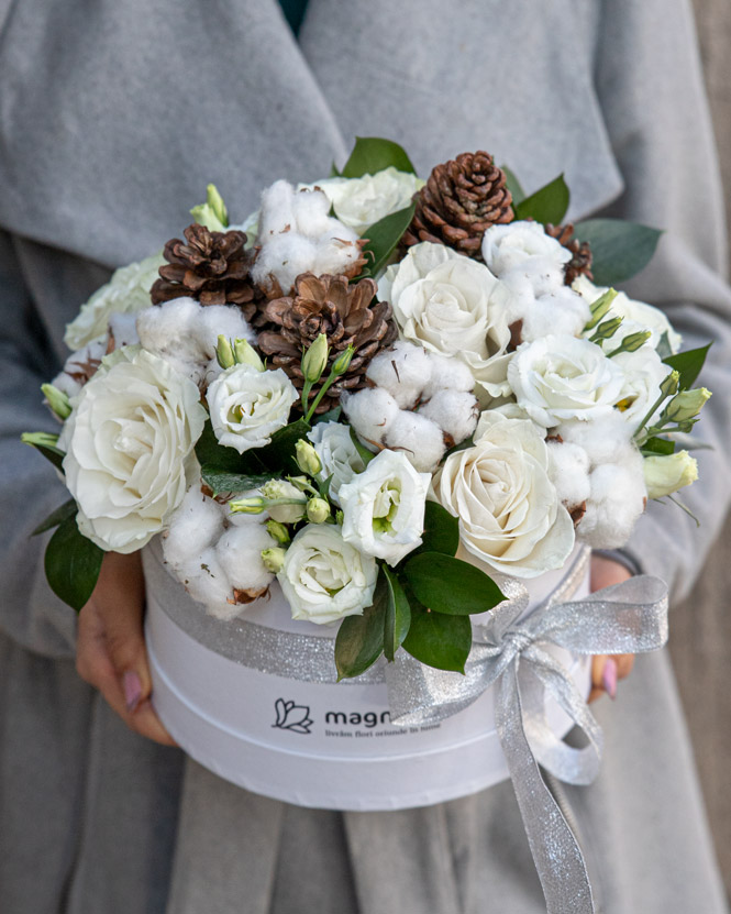 Aranjament de iarnă cu flori albe