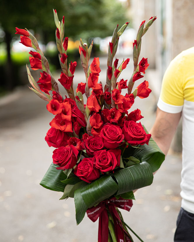 Buchet gladiole și trandafiri roșii