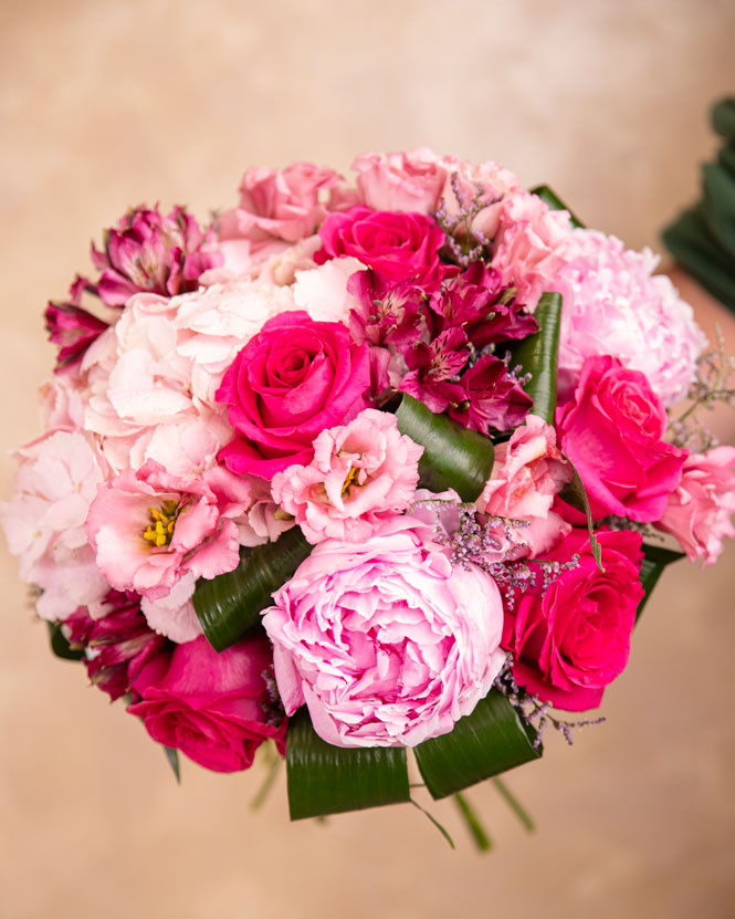 Buchet cu trandafiri roz și hortensie