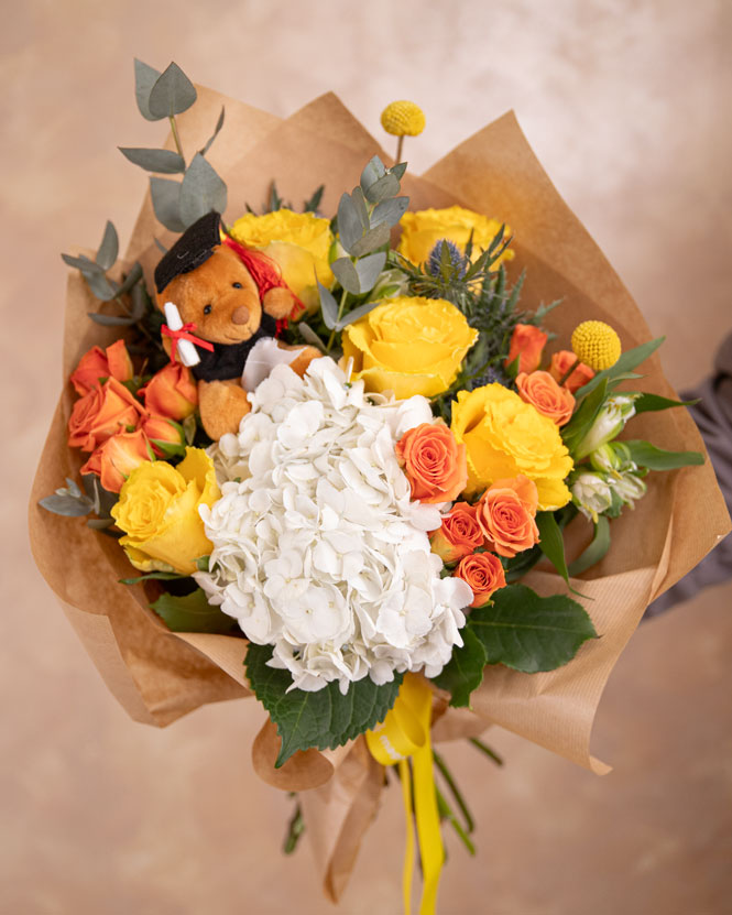 Buchet de absolvire cu trandafiri galbeni și hortensii