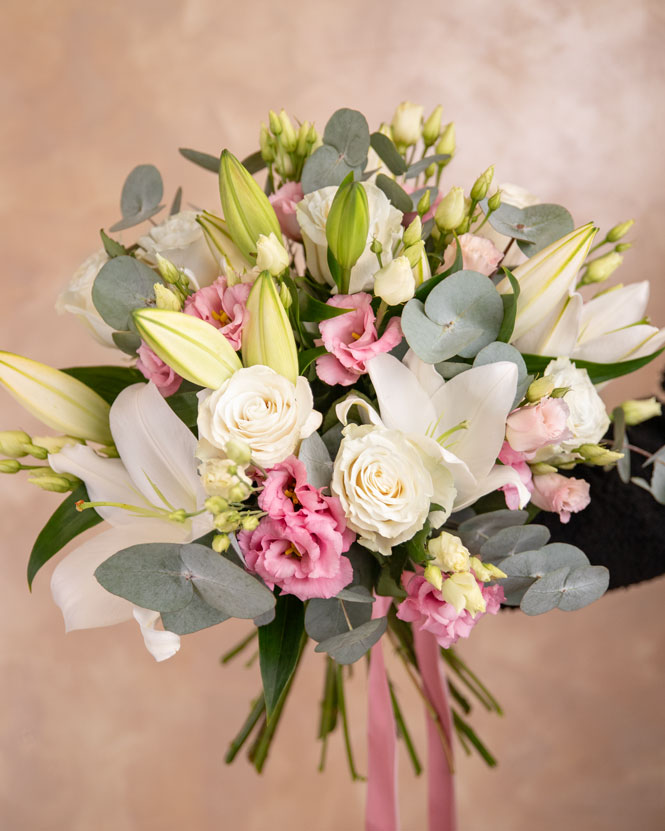 Lilies and white roses bouquet