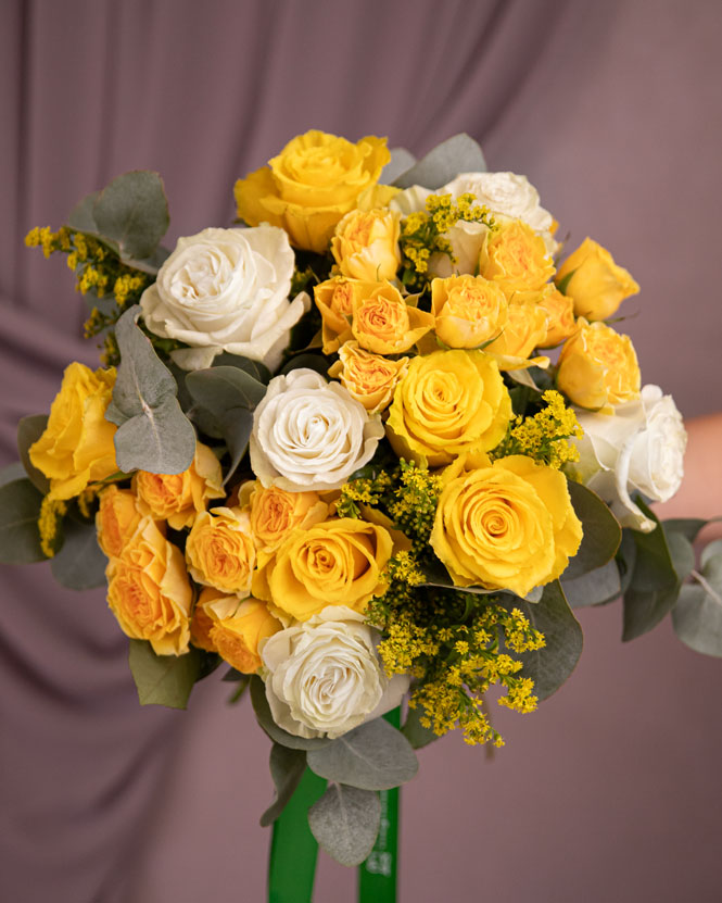 White and yellow rose bouquet