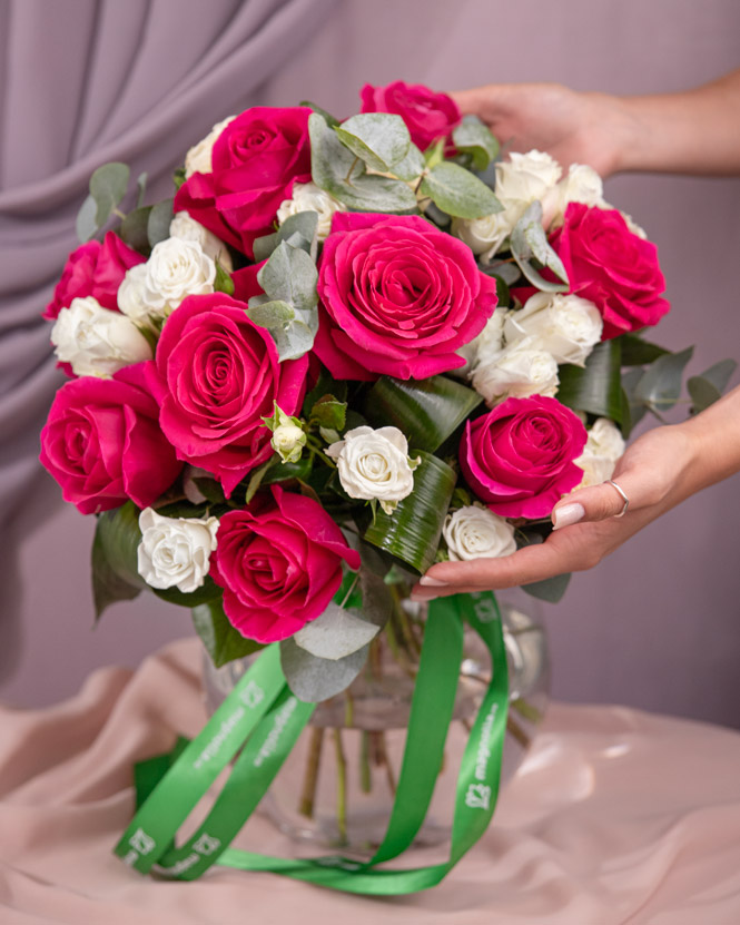 Bouquet with white and pink roses