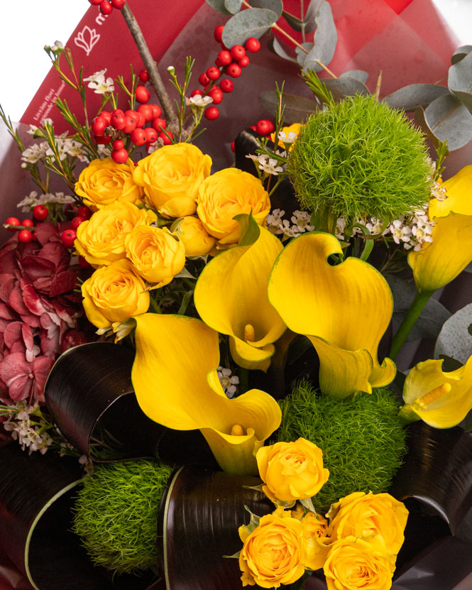 Bouquet with roses and calla