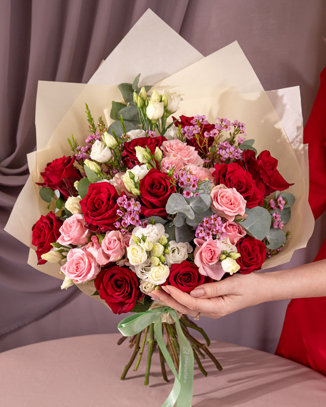 Bouquet with red roses and eustoma