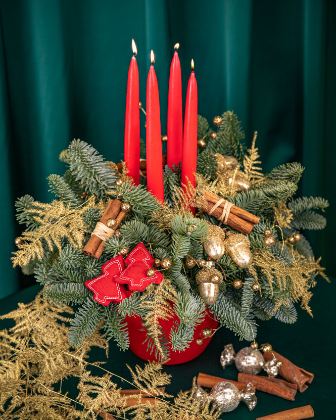 Advent arrangement with festive ornaments