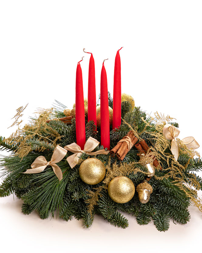 Advent arrangement with candles and ornaments