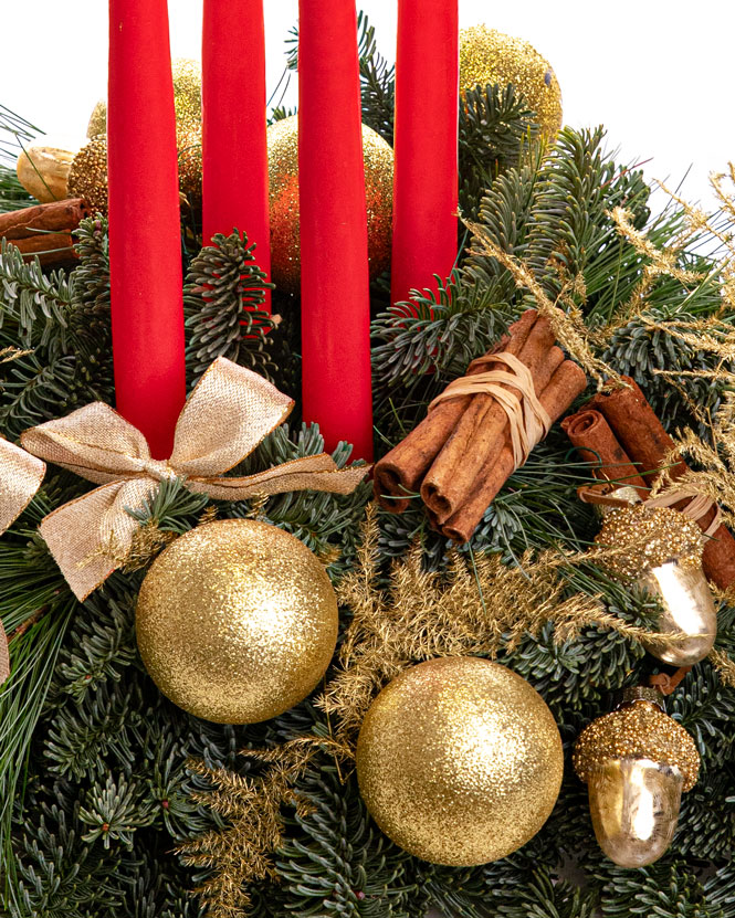 Advent arrangement with candles and ornaments