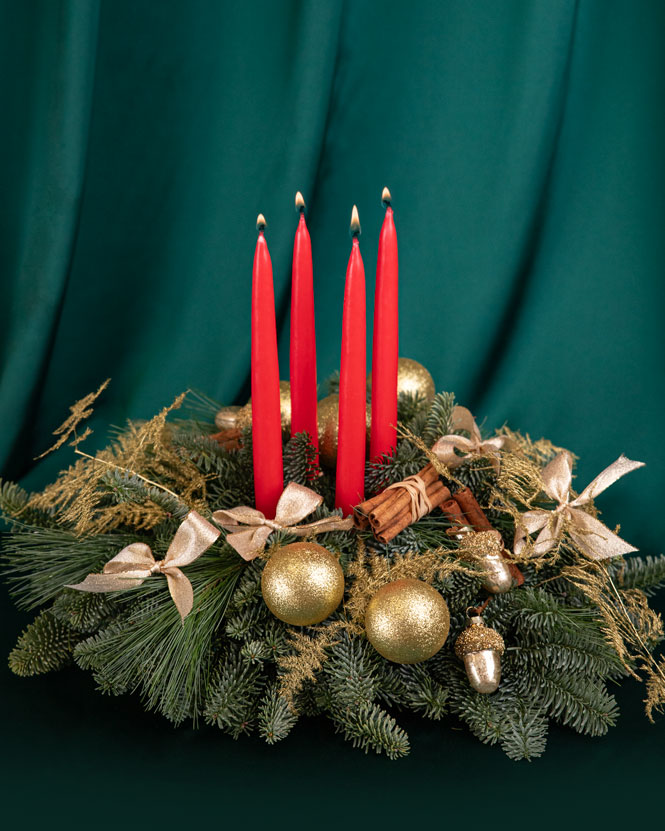 Advent arrangement with candles and ornaments