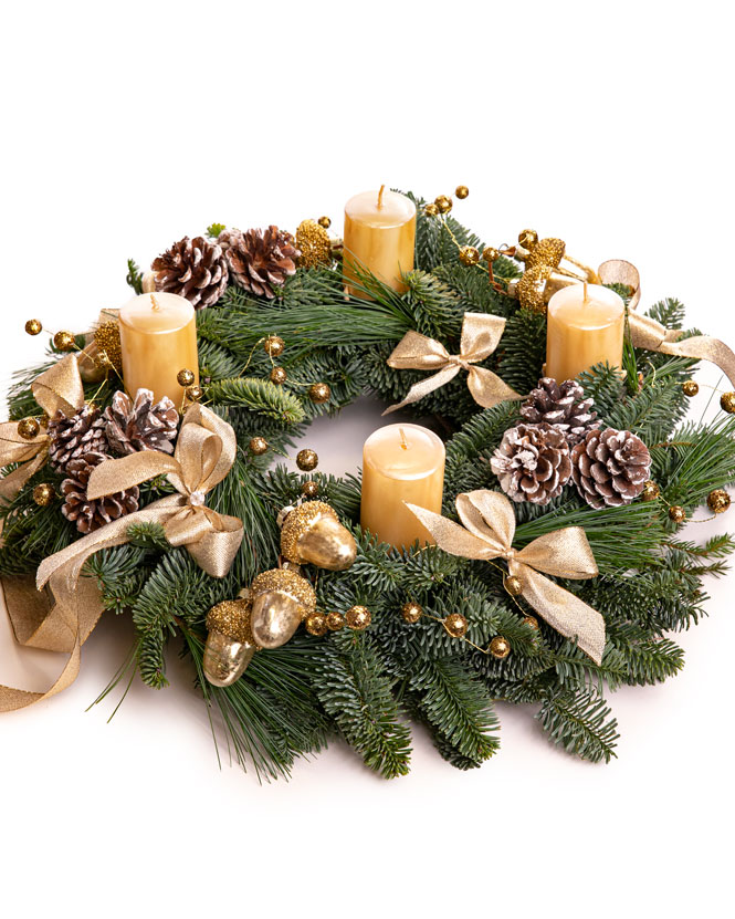 Advent wreath with fir cones