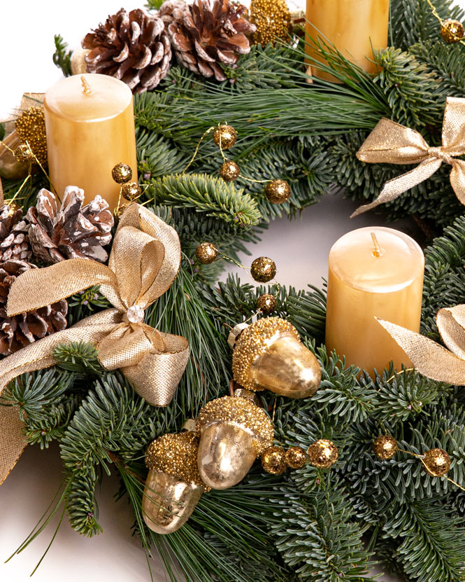 Advent wreath with fir cones