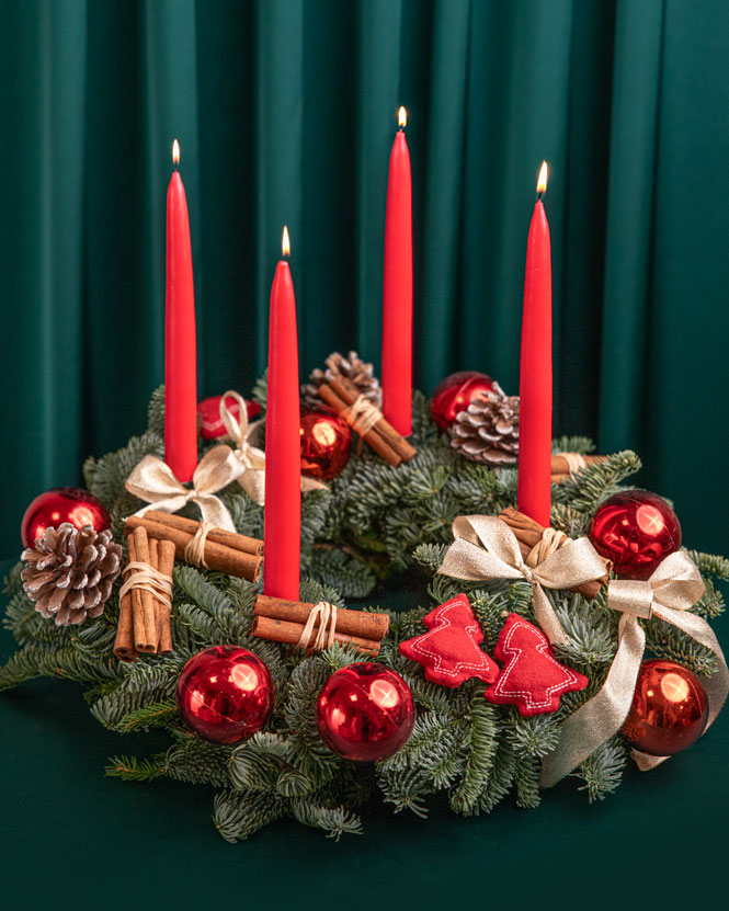 Advent wreath with red accesories