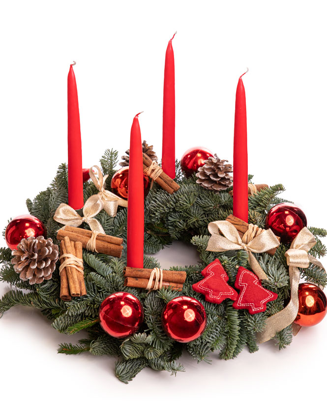 Advent wreath with red accesories