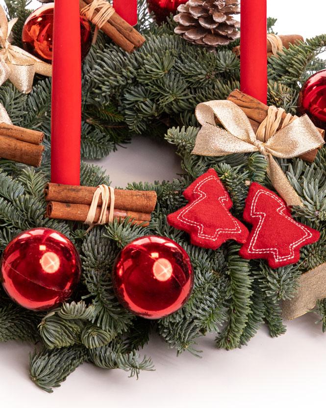 Advent wreath with red accesories