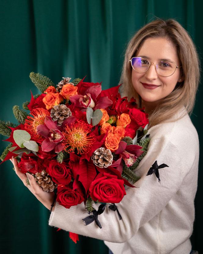 Winter bouquet with roses and pine cone