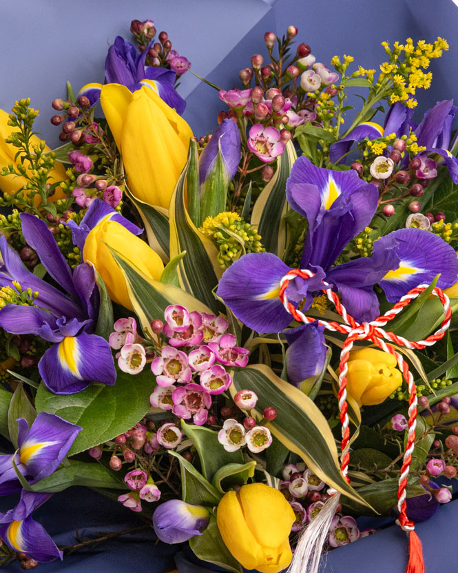 Buchet mix cu flori de primăvară