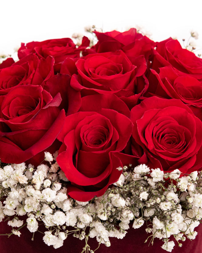 Arrangement with red roses in a box