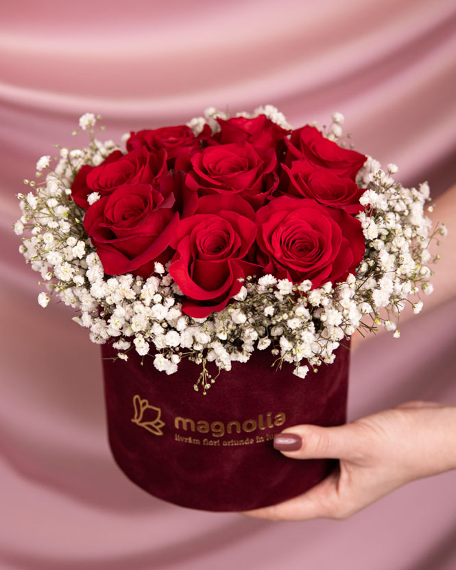 Arrangement with red roses in a box